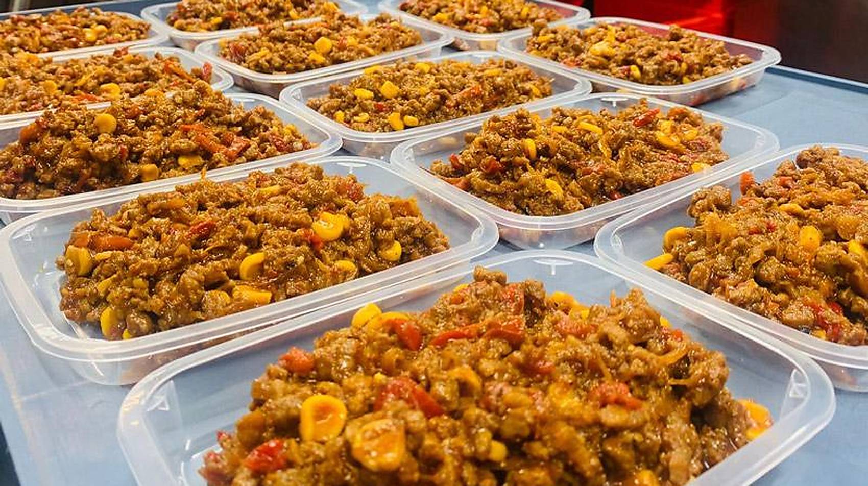 Bandejas de producción saliendo de la línea de envasado